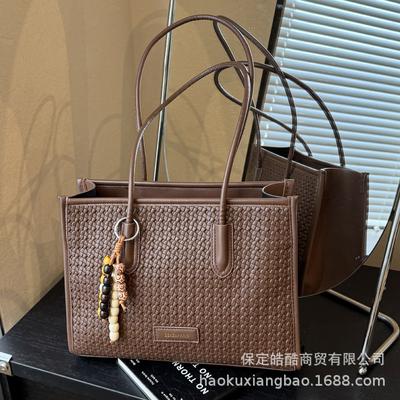 Retro Woven Bag Women's Large Capacity 2025 New Autumn and Winter Casual Shoulder Underarm Bag Popular Commuter Tote Bag