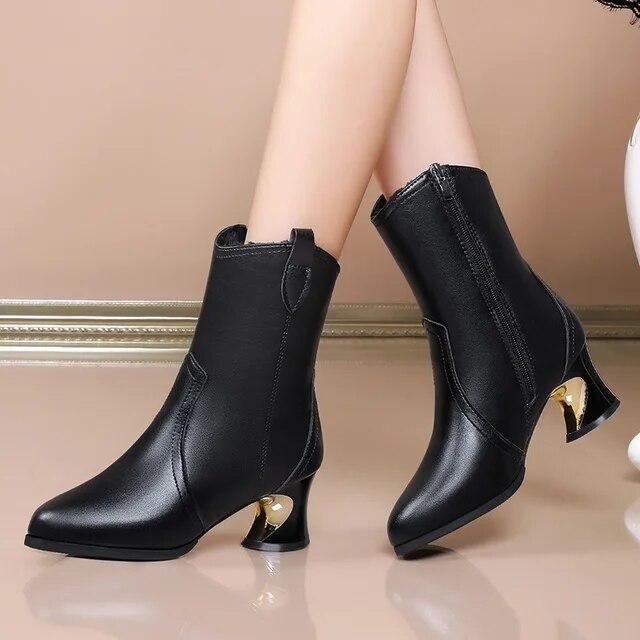 

Новинка 2024 года, осенне-зимние женские ботинки, модные ботинки до середины икры с острым носком, кожаная женская обувь на высоком каблуке с застежкой-молнией, размер 35-40 40 чёрный
