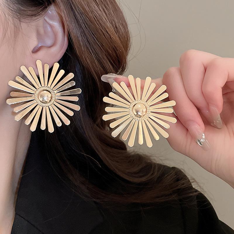 Elegant Metallic Daisy Flower Sterling Silver Stud Earrings - Minimalist, Sophisticated Design for Modern Women