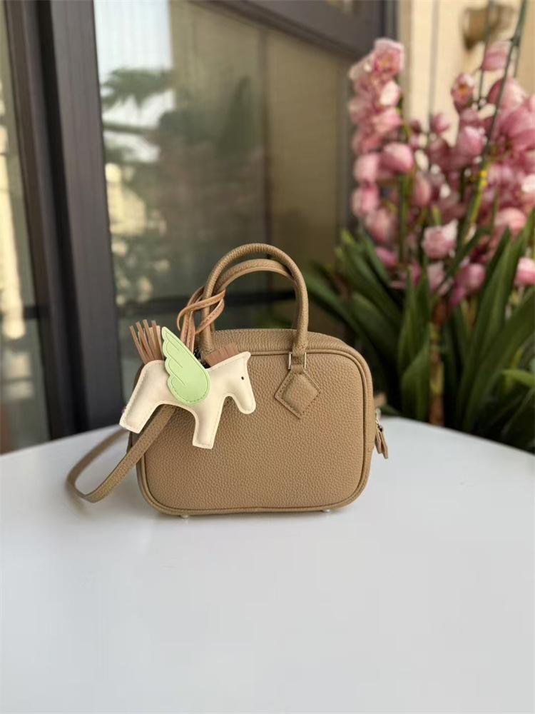 

2025 Новая женская сумка из натуральной кожи с перьями на голове, мягкая кожаная сумка с перьями, ручная диагональная женская сумка с перекрестными краями 19x14x7cm серый