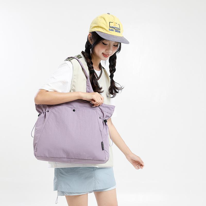 Simple and fashionable 2025 summer new fashion shoulder bag women's casual solid color large-capacity tote commuter bag