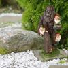 Sasquatch Statua Ogrodowa Żywica Sasquatch z Krasnalami Ornament Zewnętrzna Wewnętrzna Figurka Sasquatcha do Dekoracji Tarasu Dziedzińca