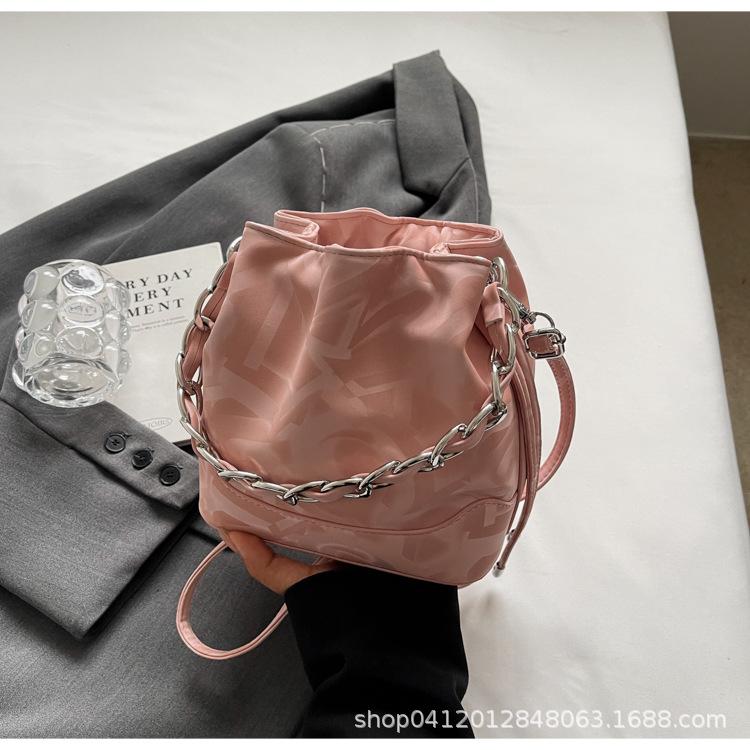 

2025 new design niche bucket bag chain versatile messenger bag foreign style super fire commuter portable shoulder bag розовый