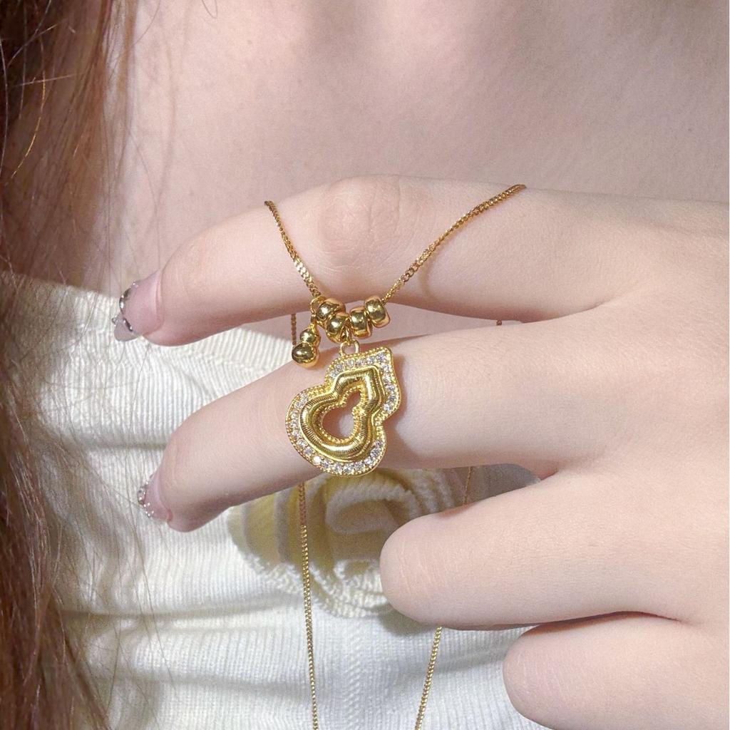 New Hollowed Out Gourd Necklace for Women, with A Light Luxury Design and A High-end Feel. Clavicle Chain and Exquisite Accessories