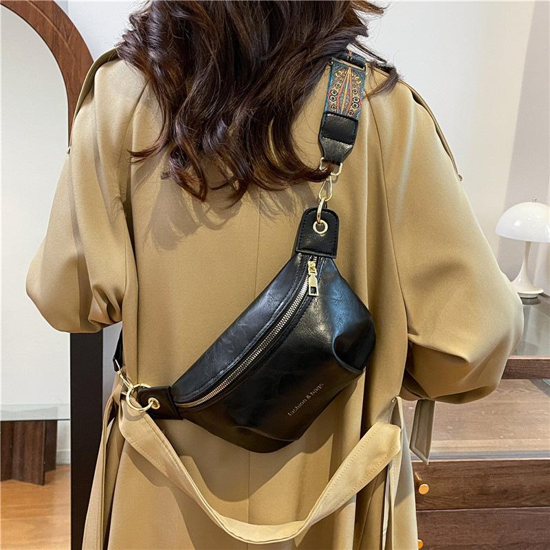 This year, the popular small bag women's 2025 summer new textured breast bag wide shoulder strap retro foreign commuter messenger bag