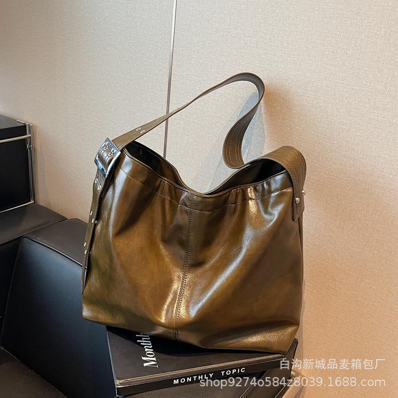 

This year s popular large-capacity bags are women s summer 2025 new fashionable shoulder bags, and extra-large bags for class commuting. зелёный