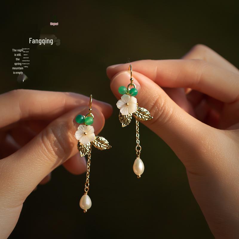 Elegant Ebony Flower Hairpin for Women – Ancient Style, High-End Feel, Simple Chinese Design, Perfect for Daily Use.