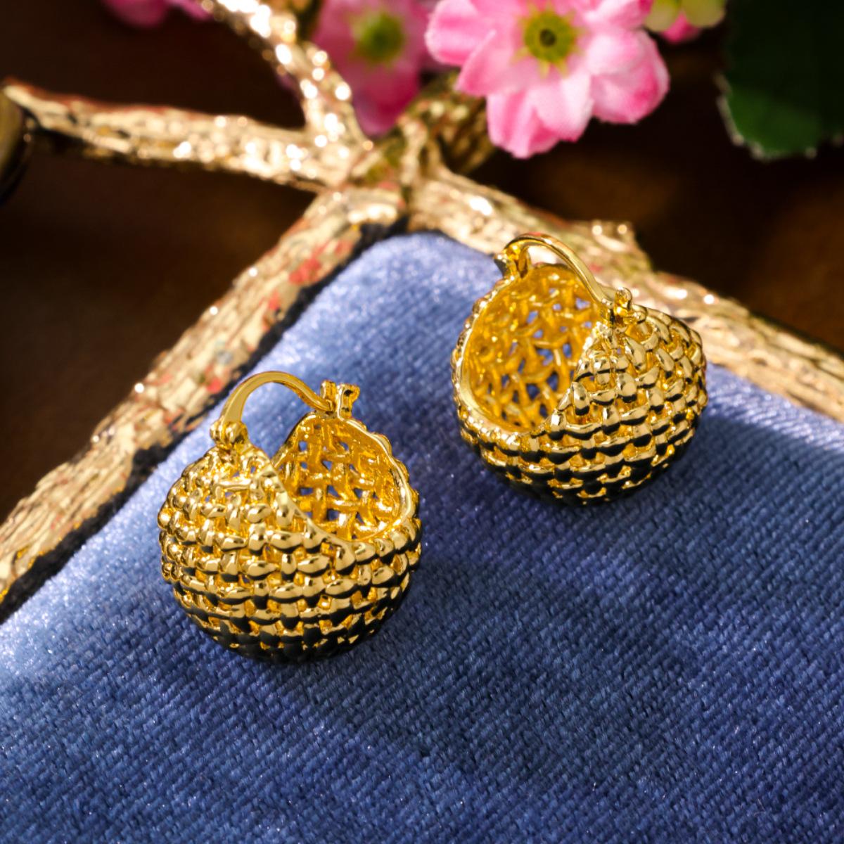 Трансграничные украшения Французский ленивый темперамент Плетеные полые сферические серьги Золотая круглая корзина