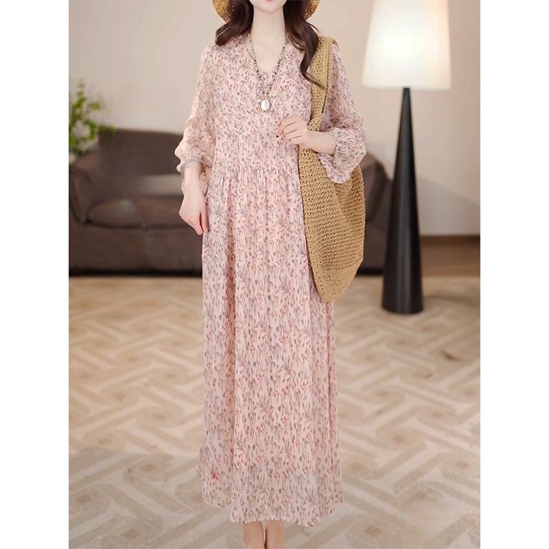 

Высококлассное маленькое платье с цветочным принтом и V-образным вырезом женское 2025 лето новый свободный и стройнящий модный темпераментный комплект из двух частей M розовый