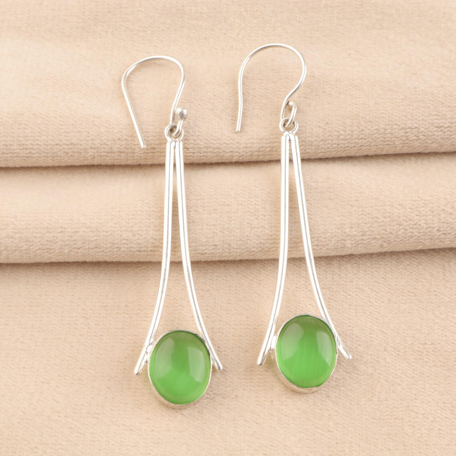 

Natural Green Cat s Eye Gemstone 925 Sterling Silver Handmade Hook Earrings2.63 EE-136-35