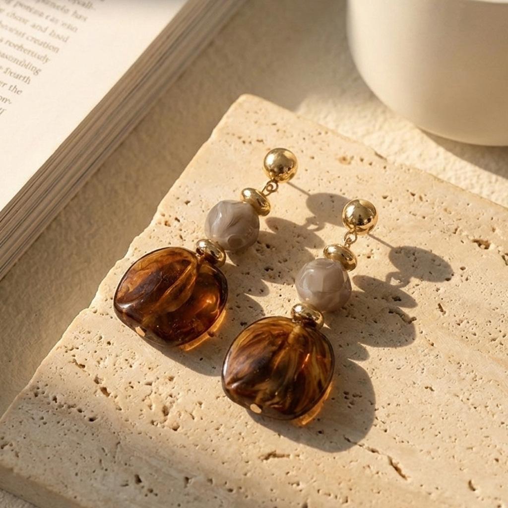 

European and American retro amber resin earrings, female niche design high-end color matching geometric pendant commuter earrings темно-коричневого кольору
