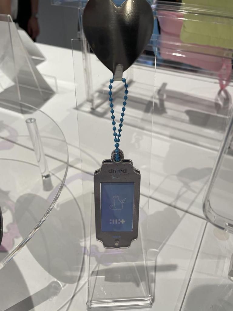[USED] ILLIT bomb pop-up name tag key ring