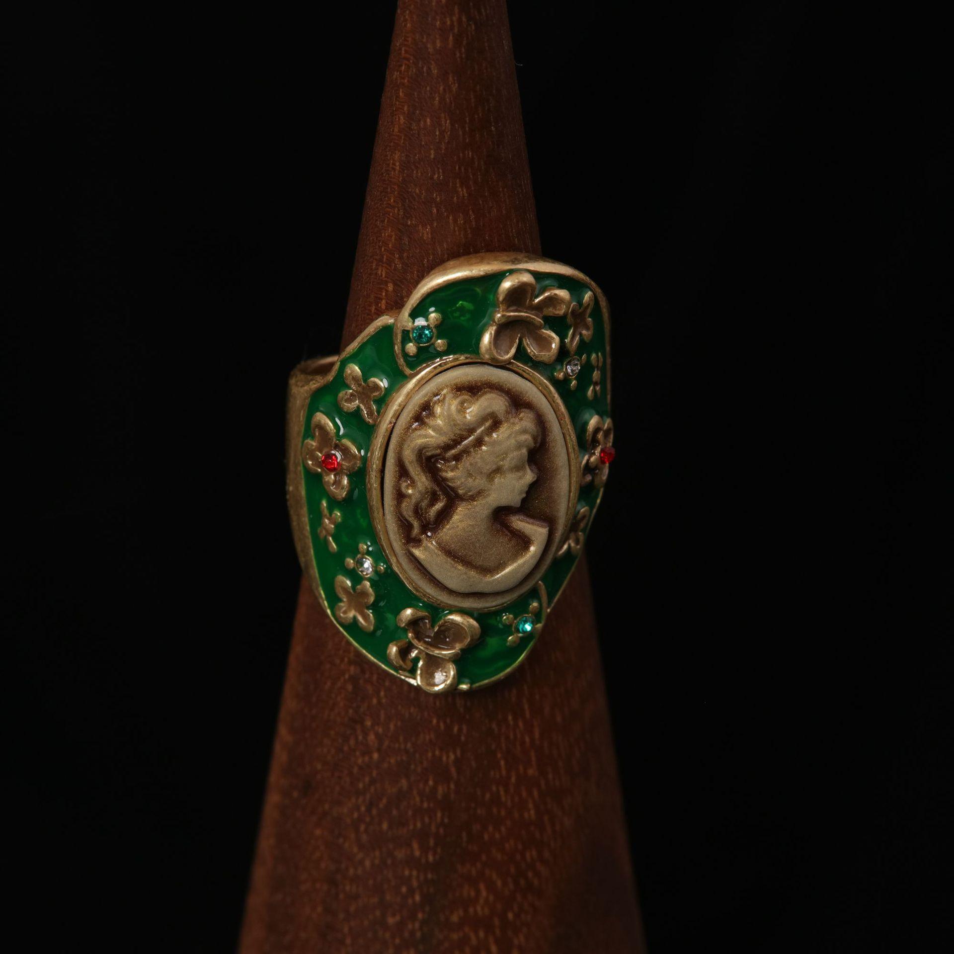 Средневековый Винтажный Модный Высокий Вкус Ретро Легкая Роскошь Нишевый Придворный Стиль Кольцо с Зеленой Эмалью Камео