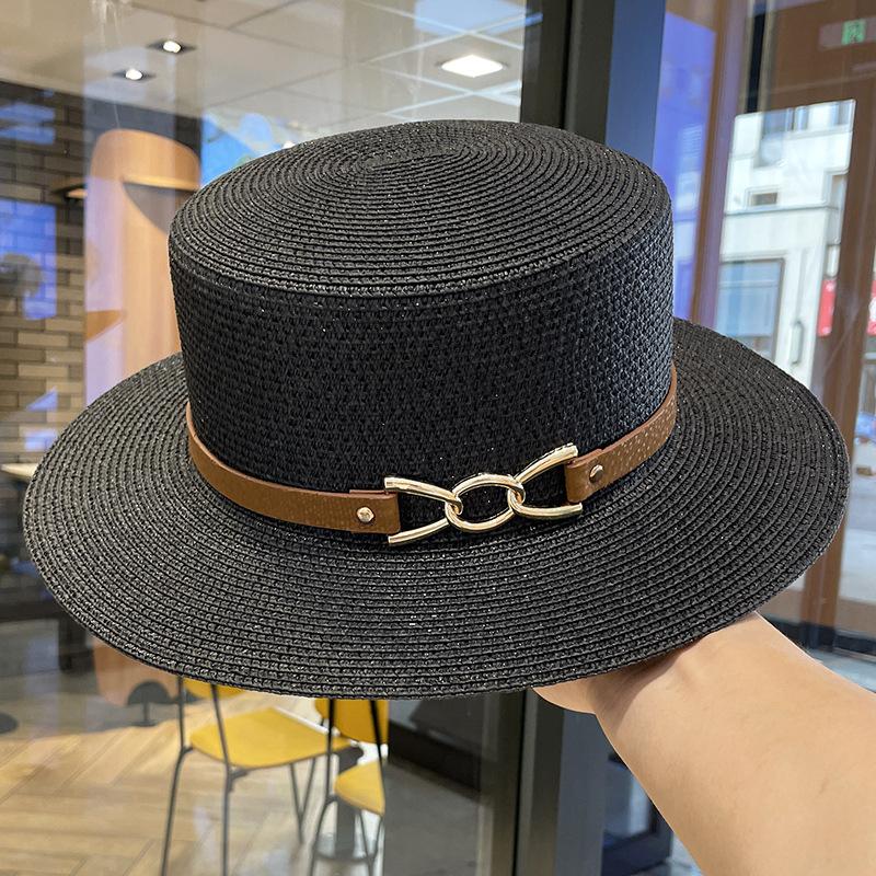 

French-style elegant flat-top sun hat with belt buckle for women, versatile straw hat for summer outings, holiday British-style sun protection hat M（56-58cm） чёрный
