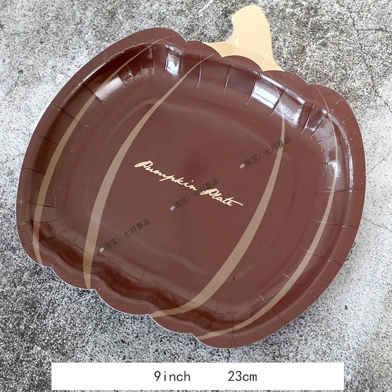 Zestaw zastawy stołowej na imprezę tematyczną Halloween: Obrus dyniowy, Talerzyki i kubki jednorazowe