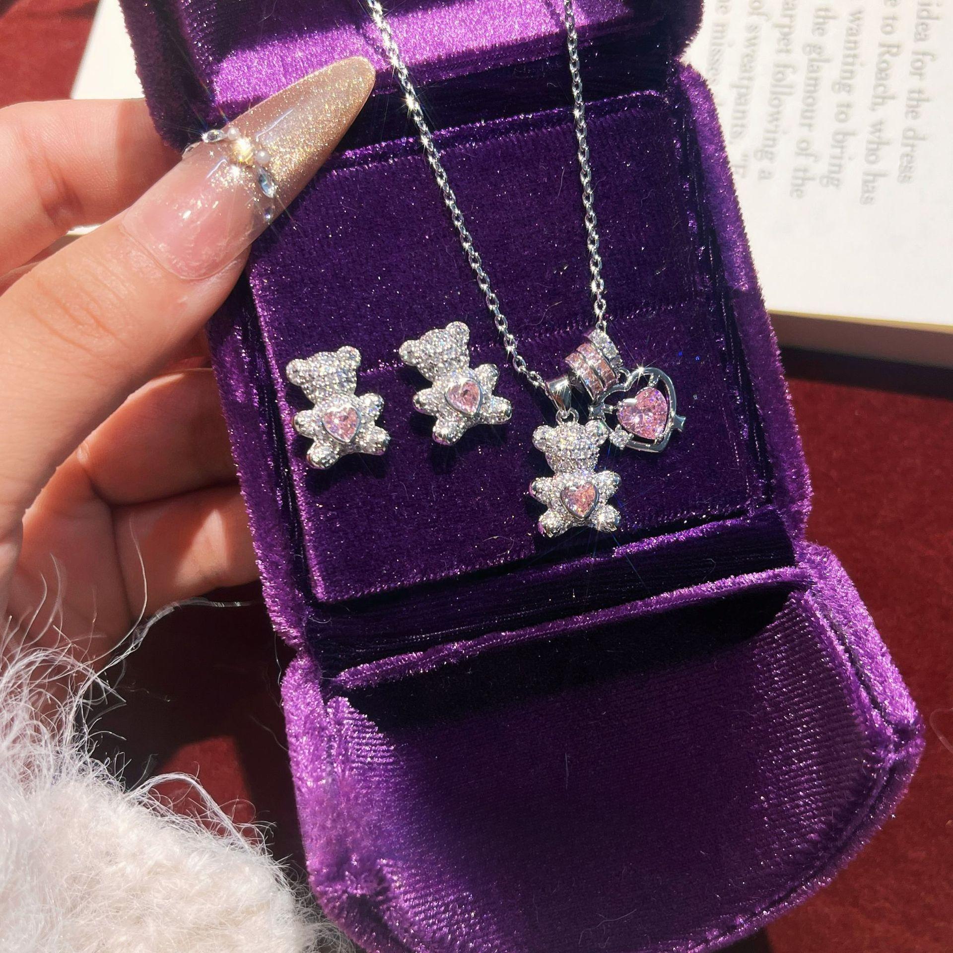 

2026 Set Full of Diamond Love Running Ring Bear Necklace Stud Earrings Female Niche Design Light Luxury Collarbone Chain 45CM