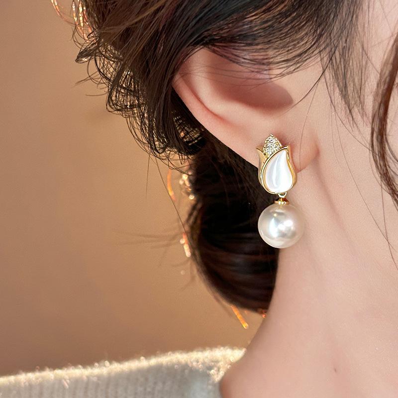 Tulip Flower Pearl Stud Earrings French Sweet Simple Elegant Earrings Fashion Light Luxury High Sense Earrings
