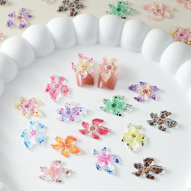 20 ks Smíšené Barevné Pryskyřičné Květiny Lily Charmsy pro Nehtové Umění Gradientové Ledově Průhledné Želé Lily Dekorace pro Nehtové Umění DIY Část pro Manikúru