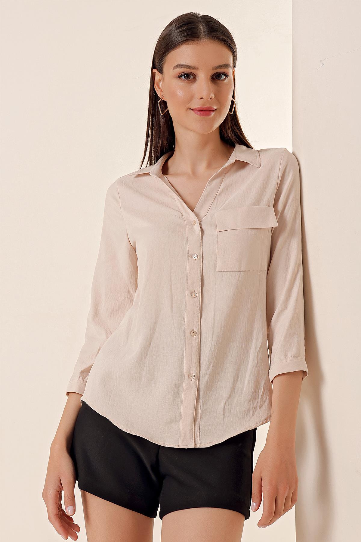 

Рубашка с одним карманом и воротником-поло M бежевый