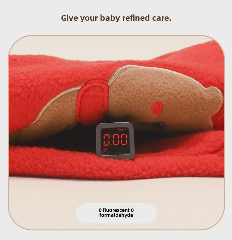 Salopă roșie din fleece polar pentru bebeluși: Lună Plină, 100 de Zile, Un An - Design de Ursuleț cu Binecuvântare de Anul Nou