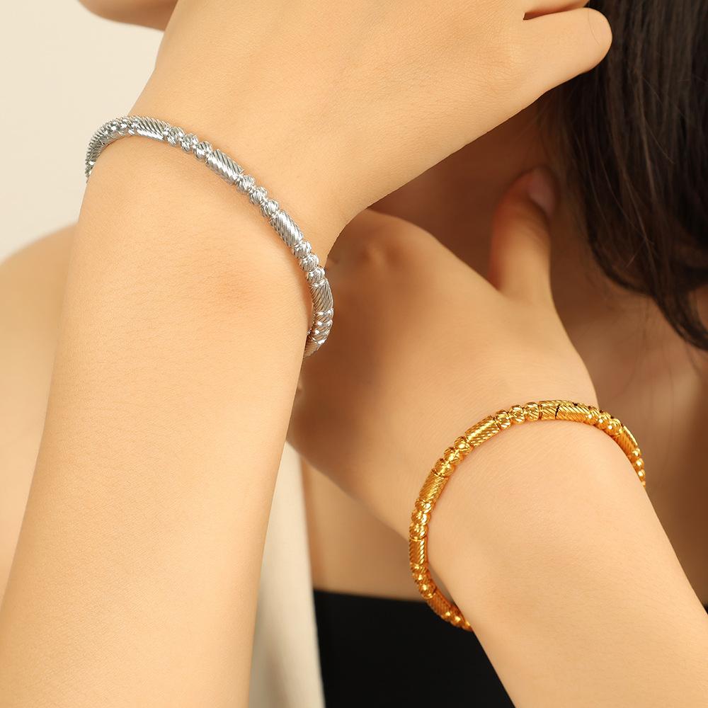 Htpwe Edelstahl Twist Spiked Offener Armreif für Damen 18k Gold Paar Feiertagsgeschenk Armreif Party Täglich Zirkon