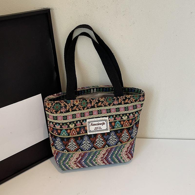 

Студенты носят сумку-тоут большой вместимости для поездок на занятия, а женщины носят одноплечную сумку для прогулок. small чёрный