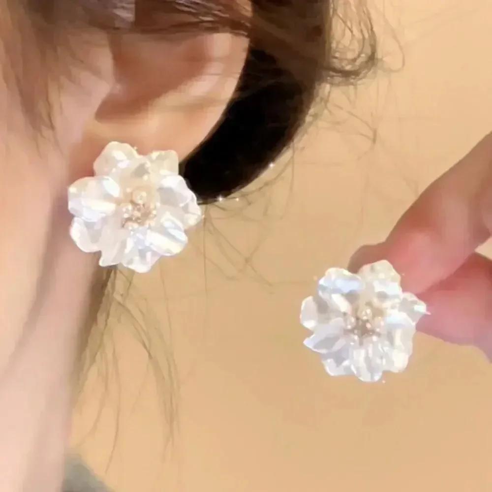 Exaggerated Three-dimensional Pleated Metal Flower Choker Collar Personalized Flower Necklace