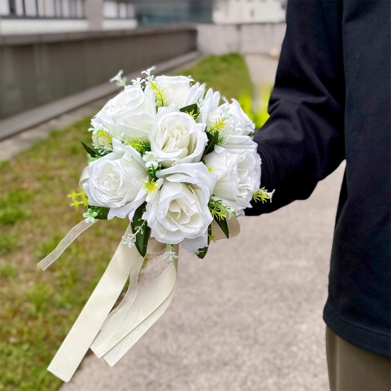 Brautstrauß Handgefertigt Hochzeitsdekoration Blumenkombination Rosenstrauß für eine elegante Jubiläumsfeier