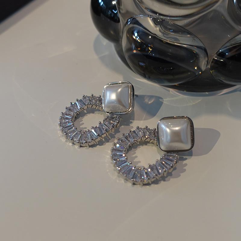 

Французский квадратный жемчужный гвоздик, изысканный овальный циркон Super Flash, атмосферный усовершенствованный геометрический холодный ветер