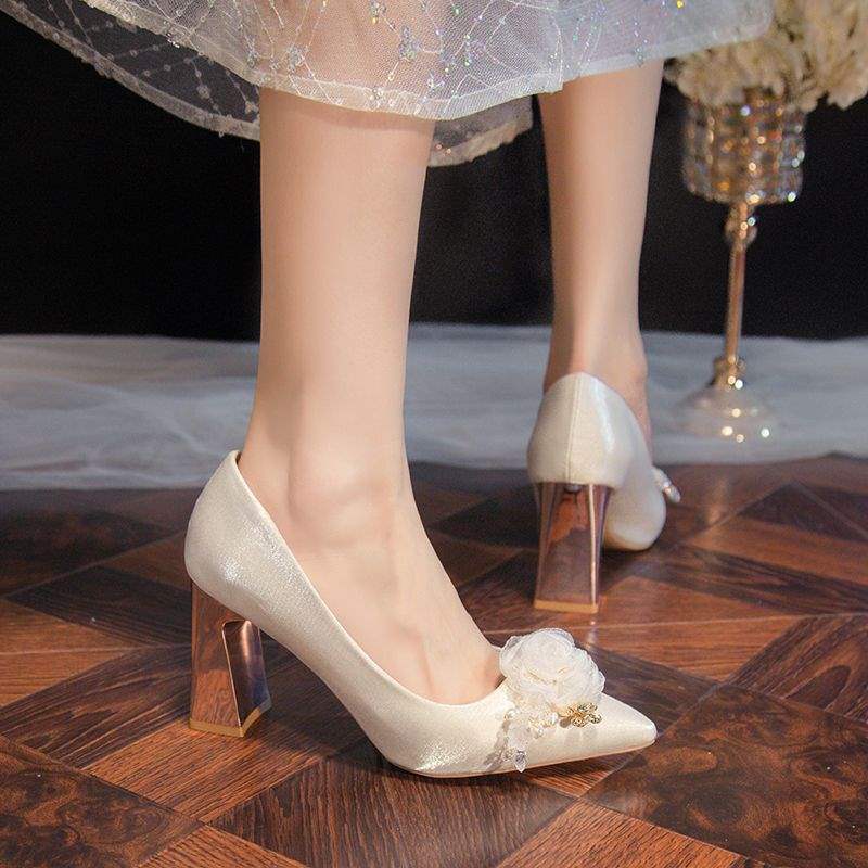 Champagnerfarbene Satin-High Heels Damen Hochzeitskleid Brautschuhe Chinesische Bühnenkleidung Hochzeitsschuhe dünner Absatz spitz zulaufende Einzelne Schuhe Brautschuhe