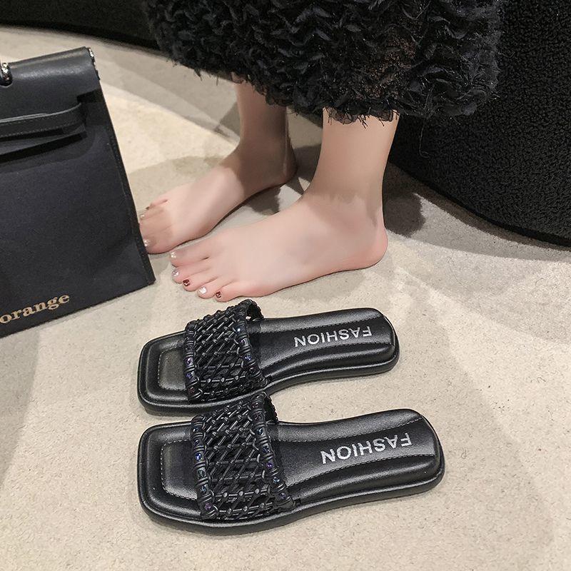 Sandales plates décontractées à enfiler avec un mot, design perlé petit vent parfumé, pantoufles cool pour femmes, extérieur 2025 été et automne, nouvelle mode polyvalente