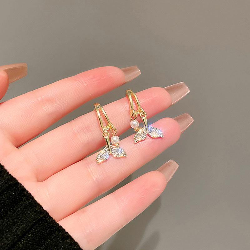 Boucles d'oreilles de luxe tendance 2024 accrocheuses pour femmes: Boucles d'oreilles à clous tendance et polyvalentes pour l'automne et l'hiver