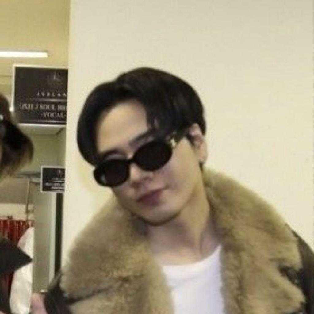 [USED] OK Hiroomi Tosaka wears Celine Triomphe sunglasses