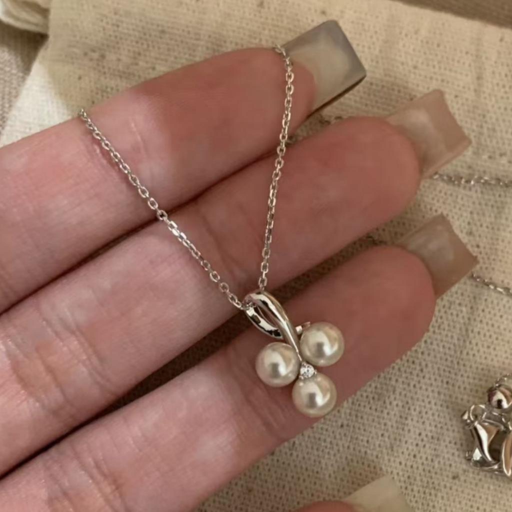 2026 French Pearl Grape String Pendant Necklace Exquisite and Simple Clover Premium Clavicle Chain Unique Neck Chain Female