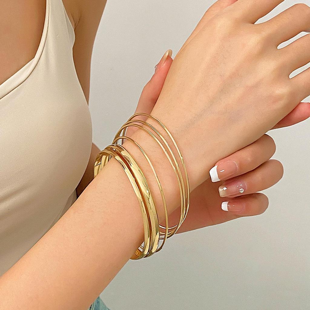Conjunto de Pulseras de Aleación Dorada Estilo Étnico para Mujer - Colección de Pulseras Retro de Diez Piezas