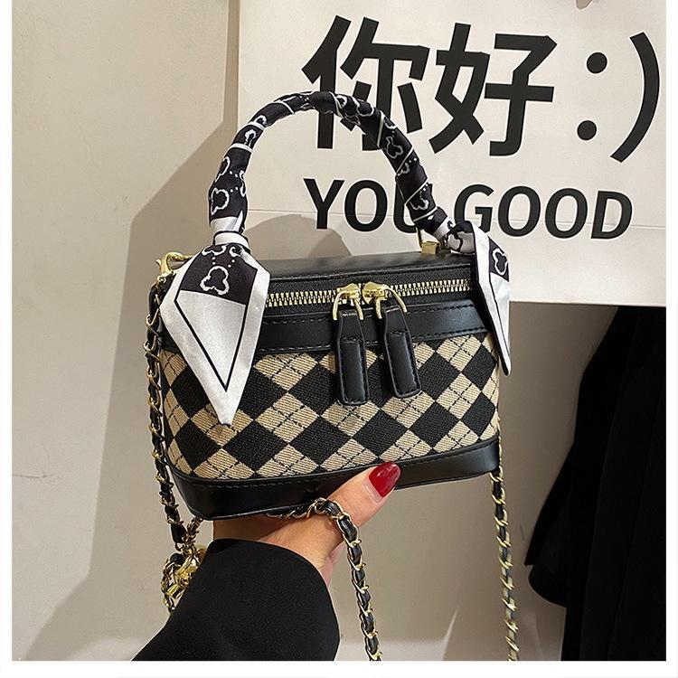 

IELGY Нишевая модная портативная маленькая квадратная сумка с бриллиантами в стиле ретро, ​​простая и красивая сумка-ведро через плечо на одно плечо с цепочкой чёрный