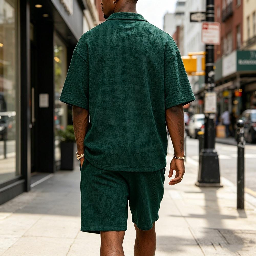 Conjunto Deportivo Casual para Hombre: Conjunto de Dos Piezas de Camiseta de Punto de Color Sólido con Cuello en V Profundo y Pantalones Cortos de Verano