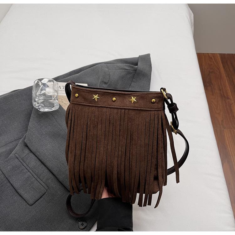 

Европейская и американская личность модная сумка с бахромой модная большая вместительная сумка через плечо дорожная популярная новая нишевая универсальная женская сумка темно-коричневого