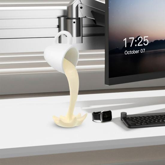 Plovoucí socha šálku kávy z pryskyřice, ozdoba s rozlitou kávou, stolní dekorace s naléváním a stříkající kávou do kuchyně