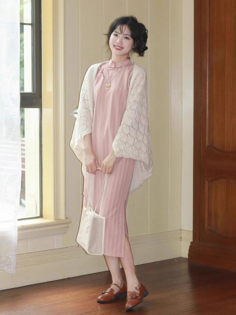 Retro-inspiriertes chinesisches Cheongsam mit weiten Ärmeln - Herbst-Schülerausgabe