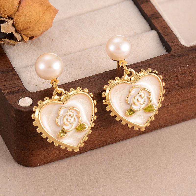 Retro pearl love rose earrings, new high-end sense, exquisite and elegant earrings, temperament, versatile stud earrings.