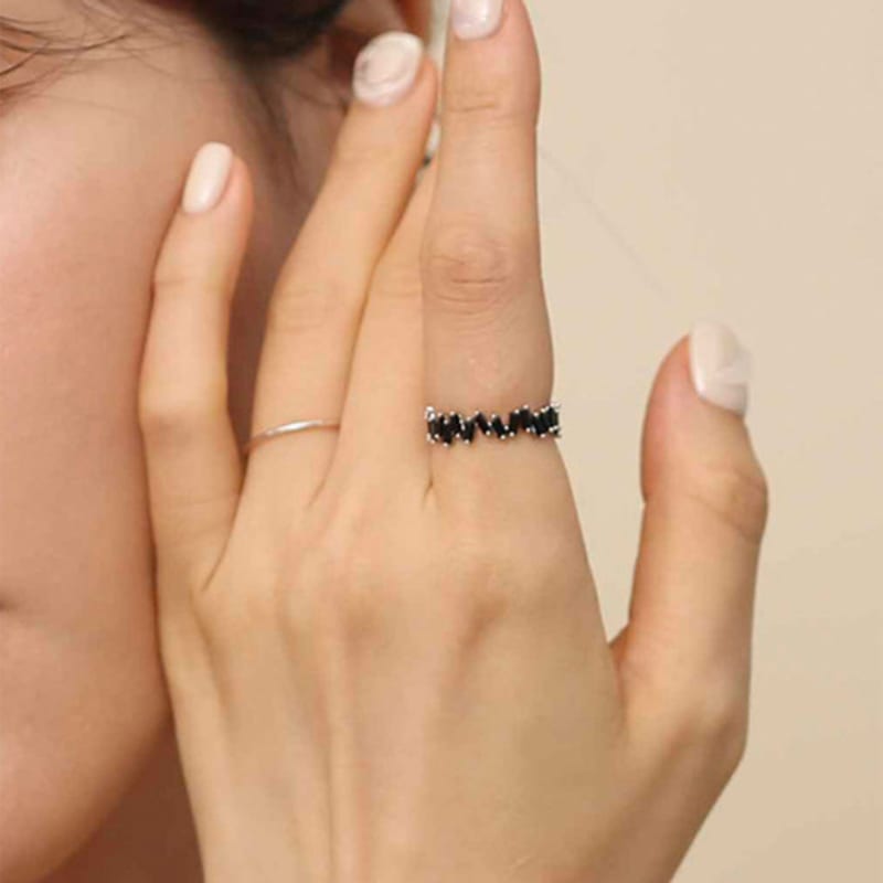 JUDY AND PAUL Holly Black Crystal Point Ring