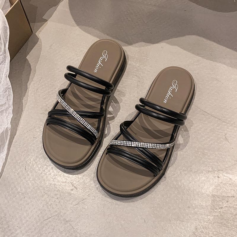 

Две носящие сандалии сандалии женские 2025 лето новый сказочный стиль маффин толстая подошва одна полоска супер огонь пляжная обувь 40 чёрный