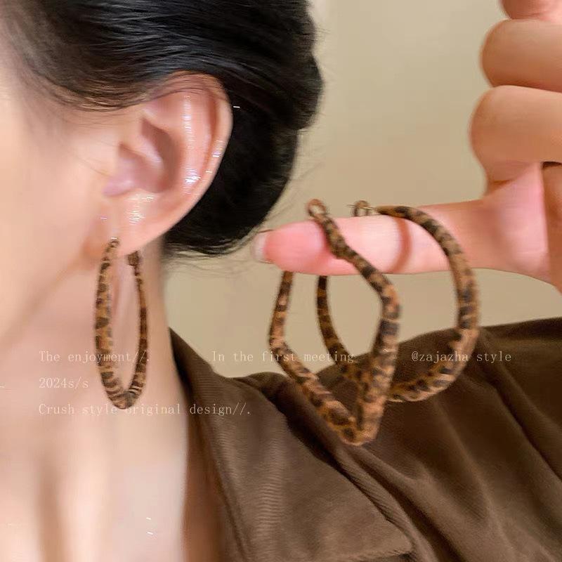 Silver Needle Retro Leopard Print Resin Earrings - Women's Fashion Stud Jewelry