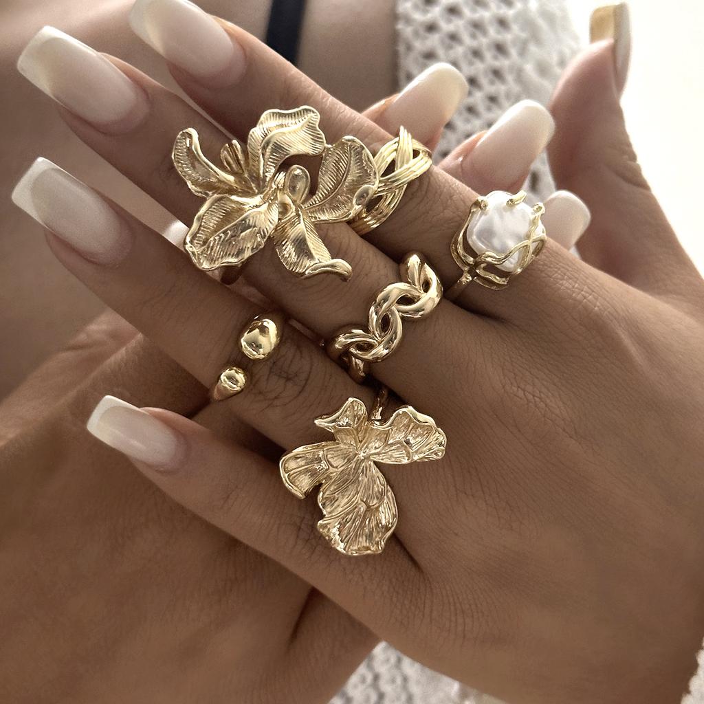 Creative Luxury Flower Geometric Pearl Rings Collection for Women Shiny Alloy Open Stackable Rings Party Jewelry Accessories