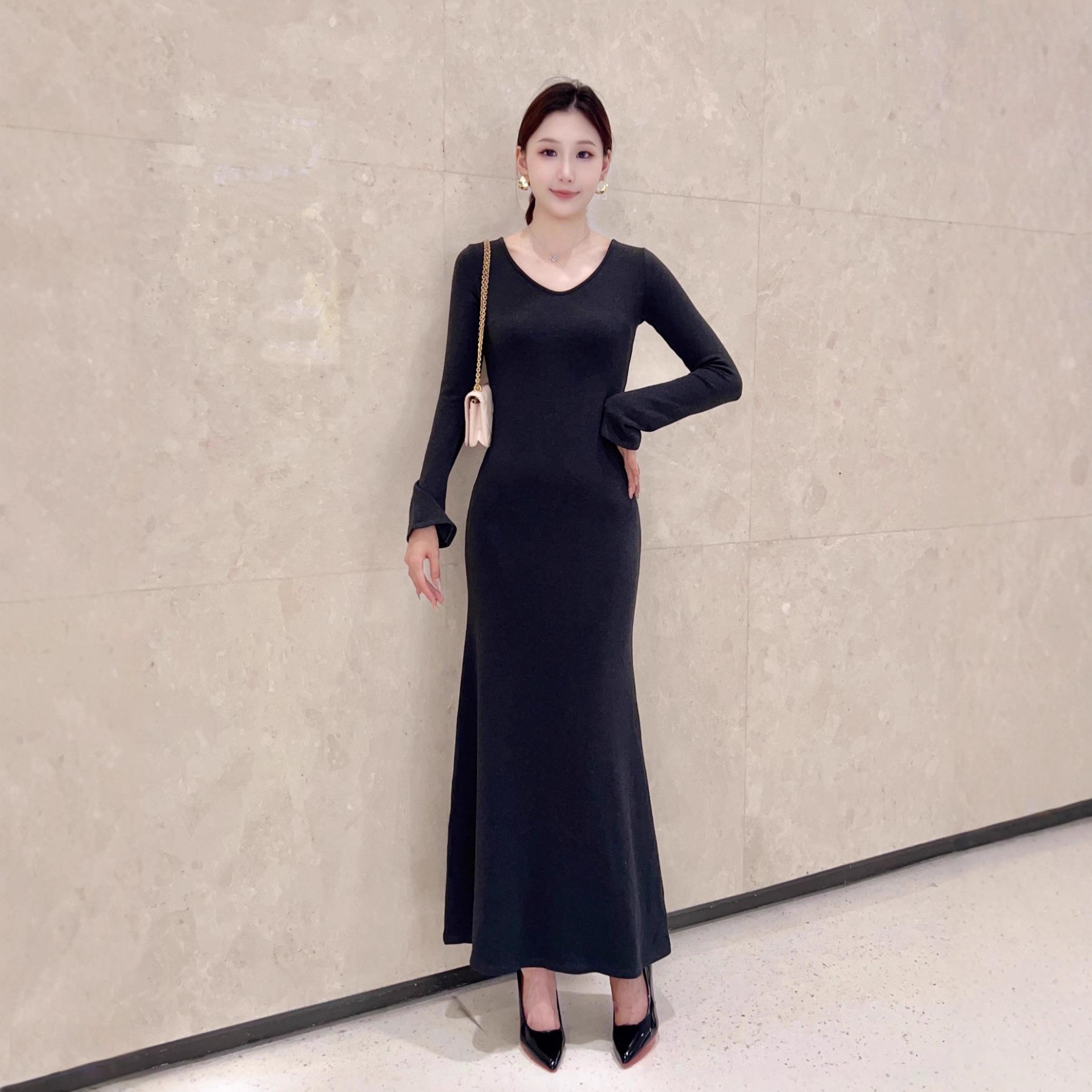 

Elegant German Velvet V-Neck A-Line Evening Dress with Flared Sleeves - Warm, Versatile, and Fashionable. L