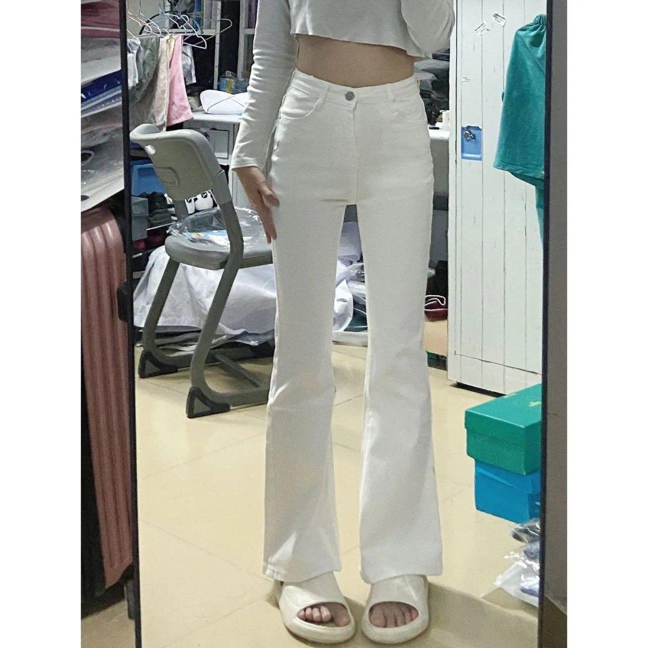 

Женские летние белые расклешенные джинсы с высокой талией