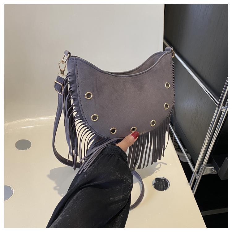 

2023 Корейская Ретро PU Сумка-кроссбоди через плечо с кисточкой в форме полумесяца для женщин серый