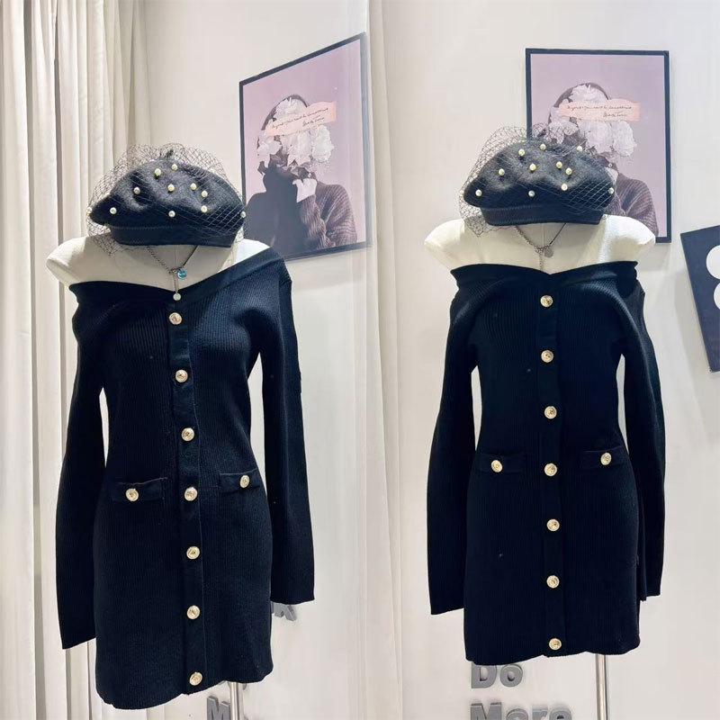 

Elegant Black Knitted Dress for Women: Chic, Hip-Hugging Style Small чёрный