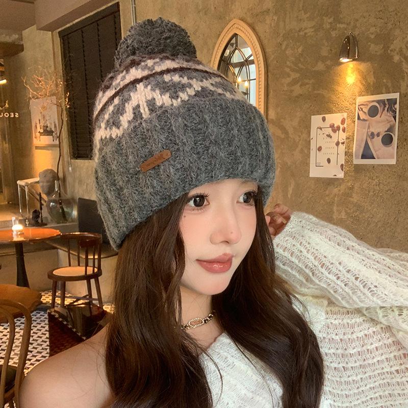 

Рождественская шапка с меховым помпоном в стиле Фэр-Айл для женщин Зимняя теплая шапка Утолщенная ретро жаккардовая шерстяная шапка Атмосферная вязаная шапка M（56-58cm）